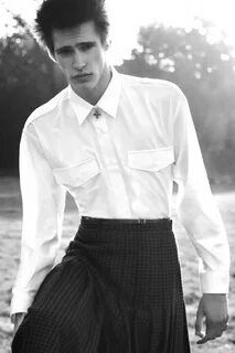 Жігіт кеуделі балапанды юбка киген