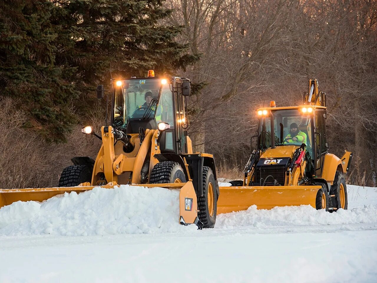 Игра трактора чистят снег. Caterpillar 900 погрузчик. Мини погрузчик JCB 135 уборка снега. JCB Fastrac уборка снега. Расчистка снега трактором.