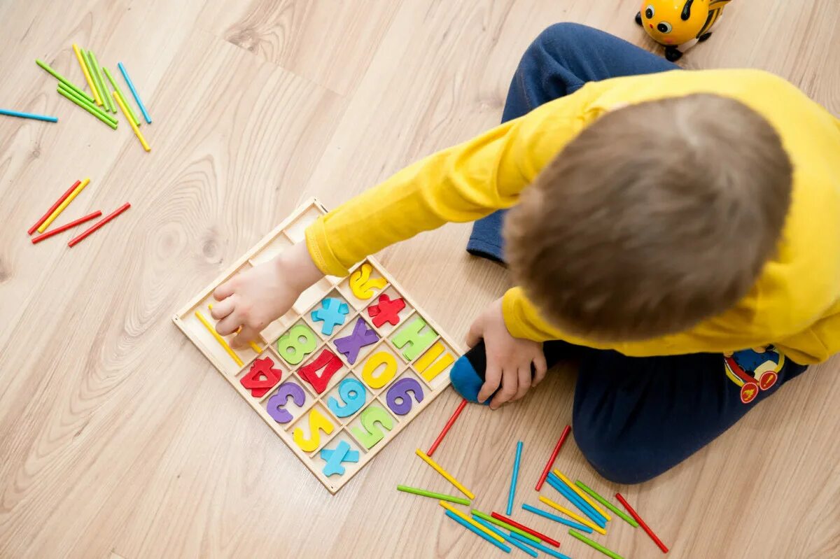 Включи шестилетнего ребенка. Раскачивающие игрушки для аутистов. Игрушки для занятий с детьми аутистами. Занятия для детей с аутизмом. Игры для детей с аутизмом.