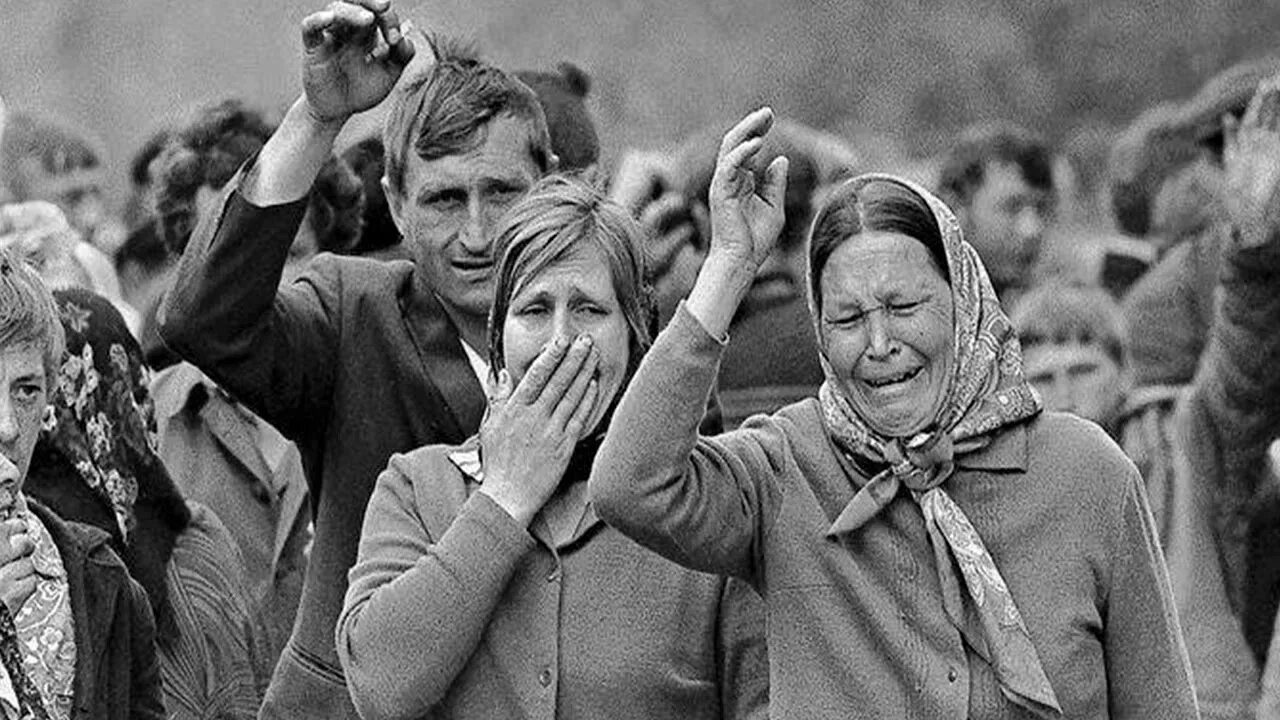 Как отправить бывшего на войну. Женщина провожает на войну. провожают на великую отечественную войну. проводы на войну 1941. советские люди.