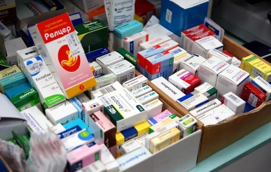 Аптека лекарства. Аптека парень покупает. Лекарства в америке. Покупатель в аптеке. Магазин лекарств.