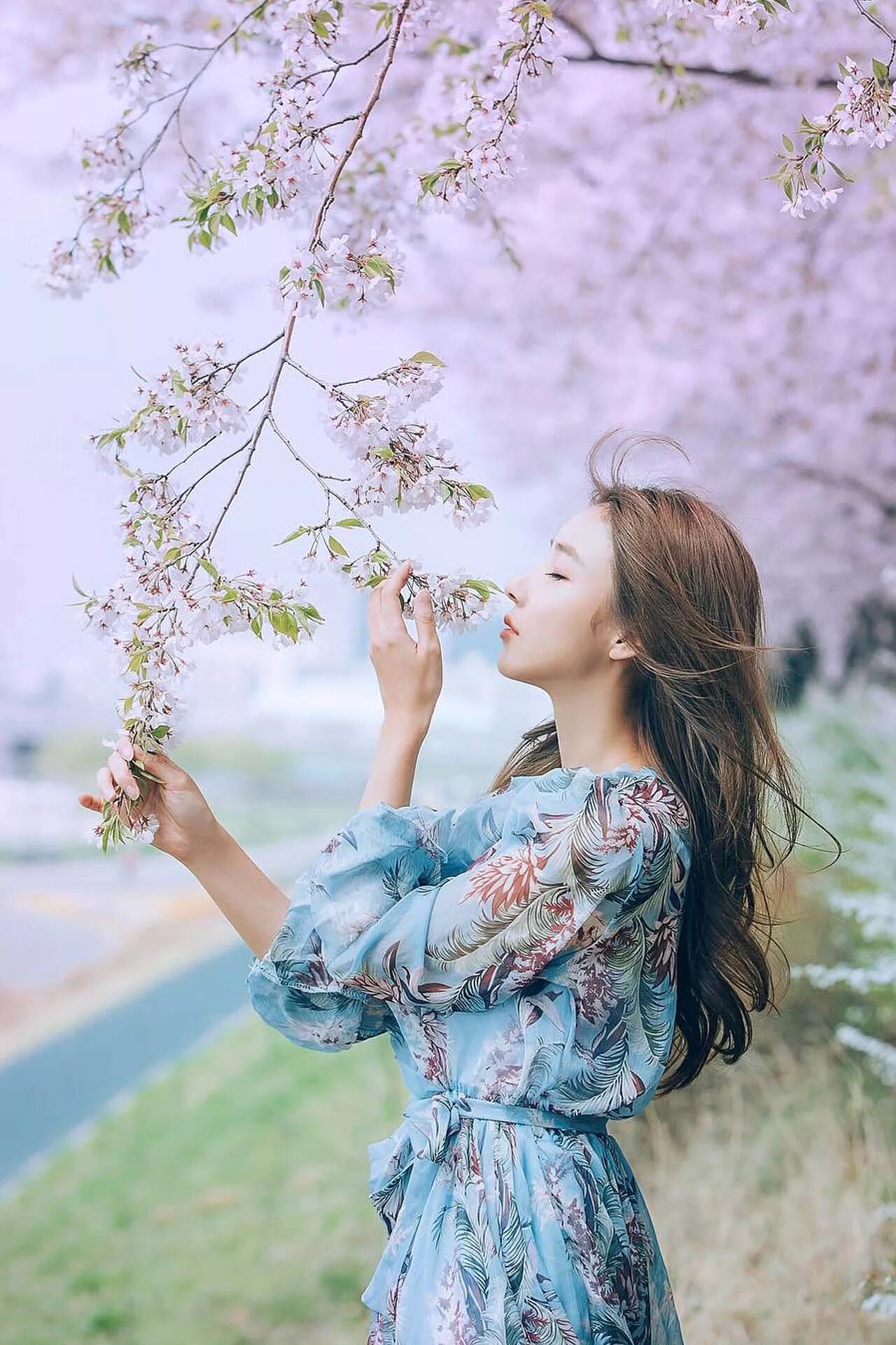 Blossom woman. Весенняя фотосессия. Фотосессия в цветущих деревьях. Весенние фотосессии на природе.