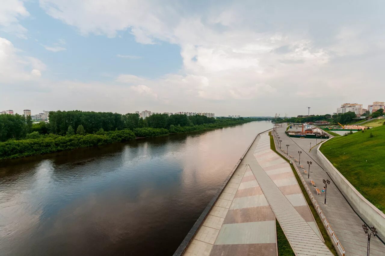 Набережная р. Набережная реки туры тюмень. Р набережные. Четырехуровневая набережная в тюмени. Река в тюмени на набережной.