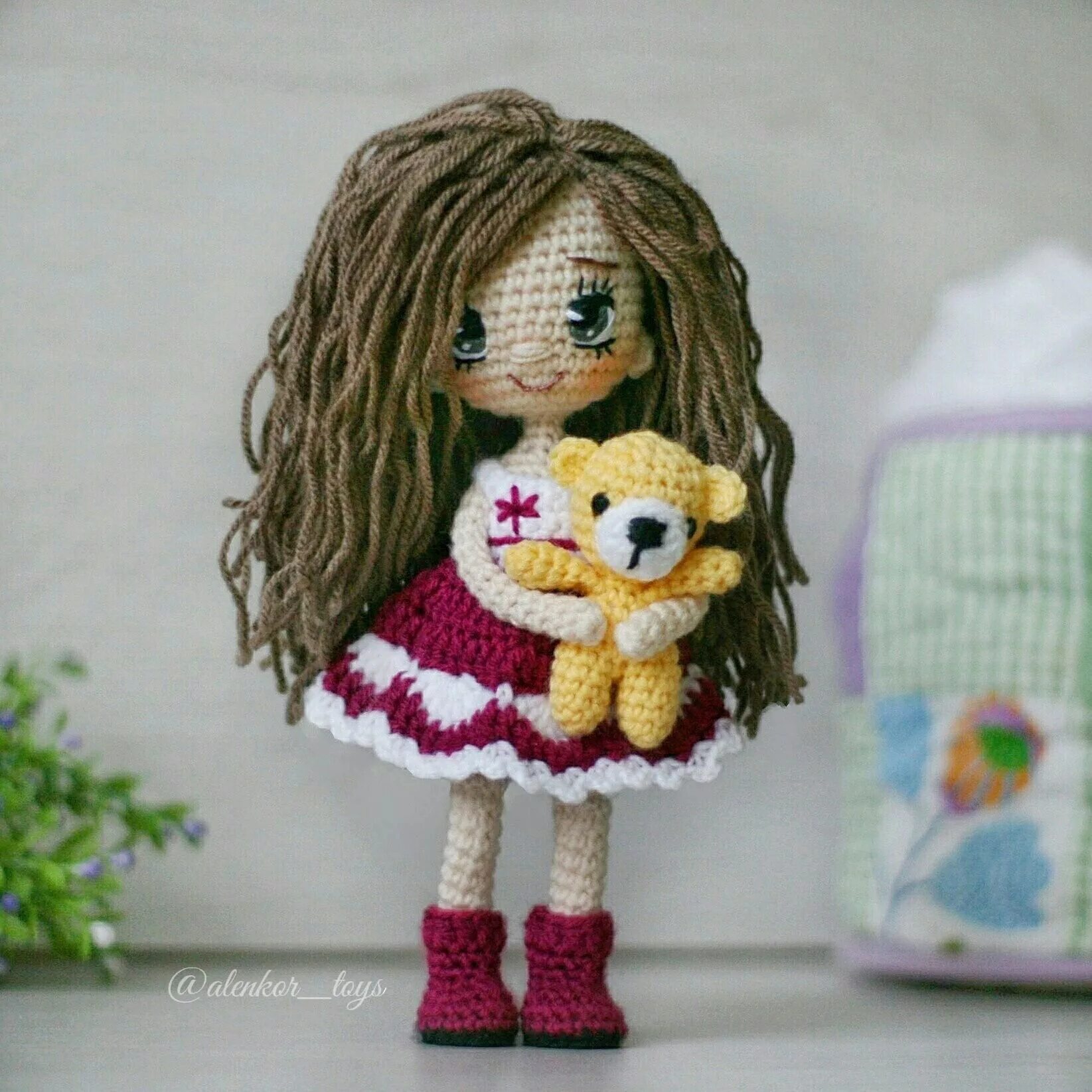 Куклы амигуруми мадлен. Маленькие куклы крючком. Маленькая вязаная кукла. Маленькая куколка крючком. Куколка элси амигуруми.