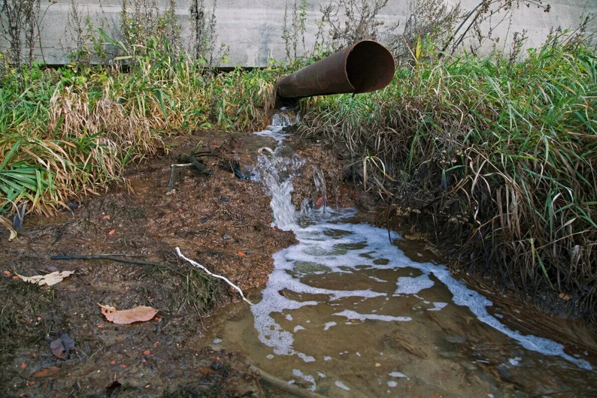 Сброс воды в водоем. Загрязненные сточные воды. Неочищенные сточные воды. Канализационные воды. Загрязнение рек сточными водами.