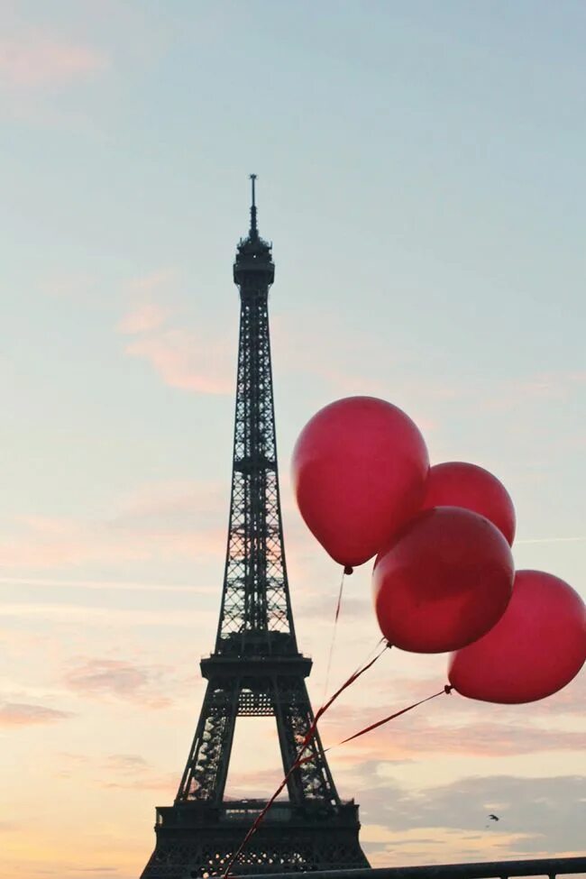 Шарами парижа. Воздушные шары Париж. Париж и шарики. Эйфелева башня и воздушный шар. Воздушный шар в Париже.
