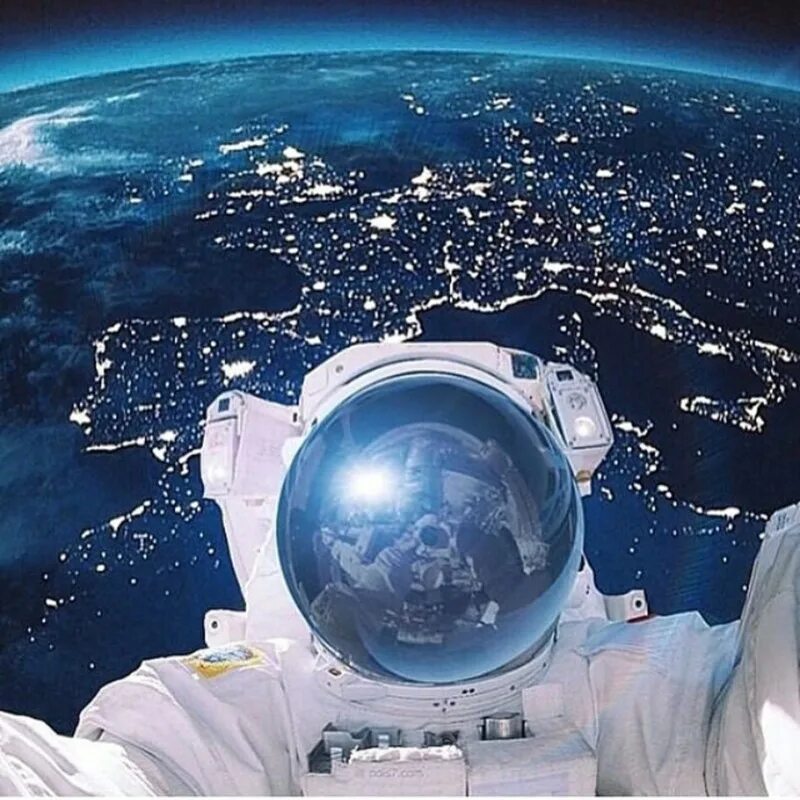 Земля в иллюминаторе картинки. Космонавт в космосе. Космонавт на земле. Космонавт селфи. Космонавт в иллюминаторе.