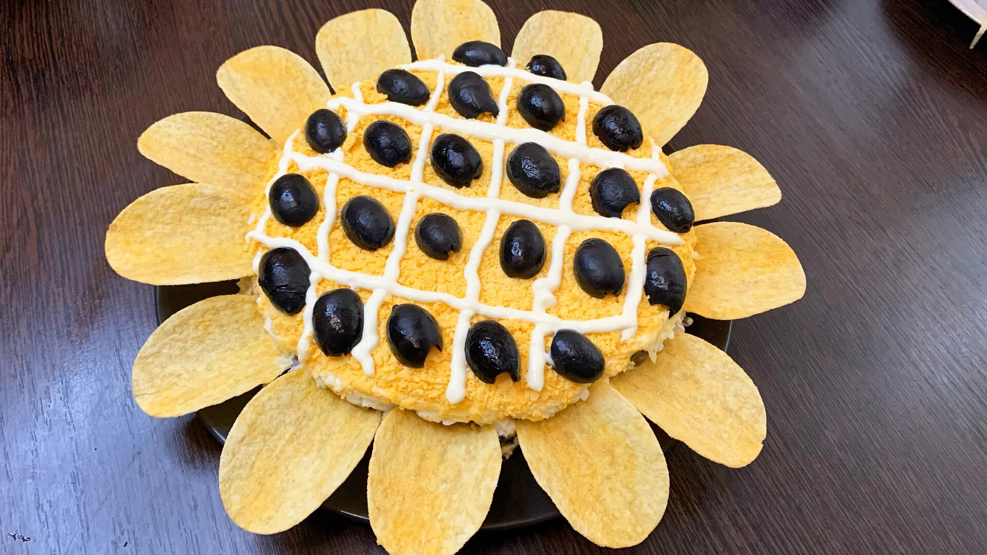 Подсолнух с шампиньонами. Салат подсолнух с курицей. Подсолнух с шампиньонами. Чипсы в виде подсолнуха. Подсолнух с шампиньонами.