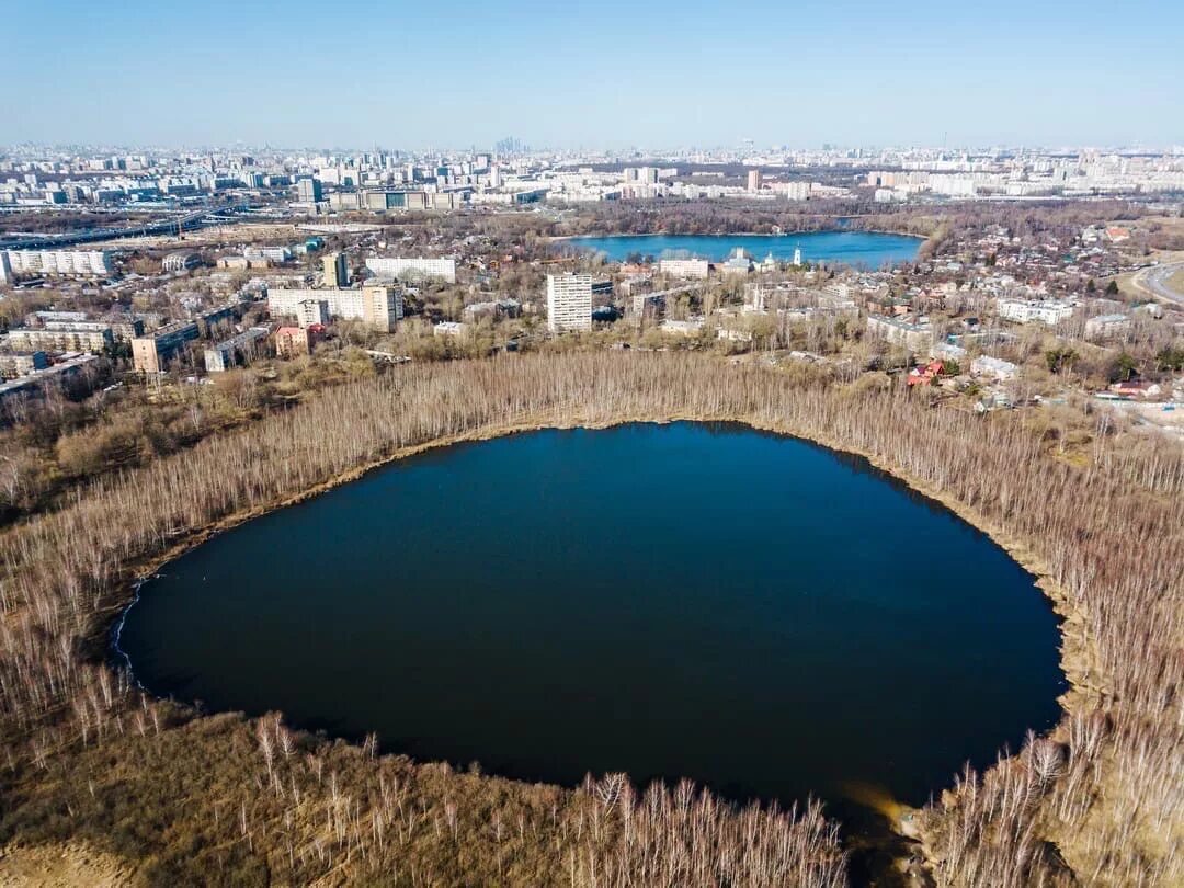 Озеро в москве где. Черное озеро Косино. Святое озеро Новокосино. Святое озеро Москва Косино. Черное озеро Новокосино.