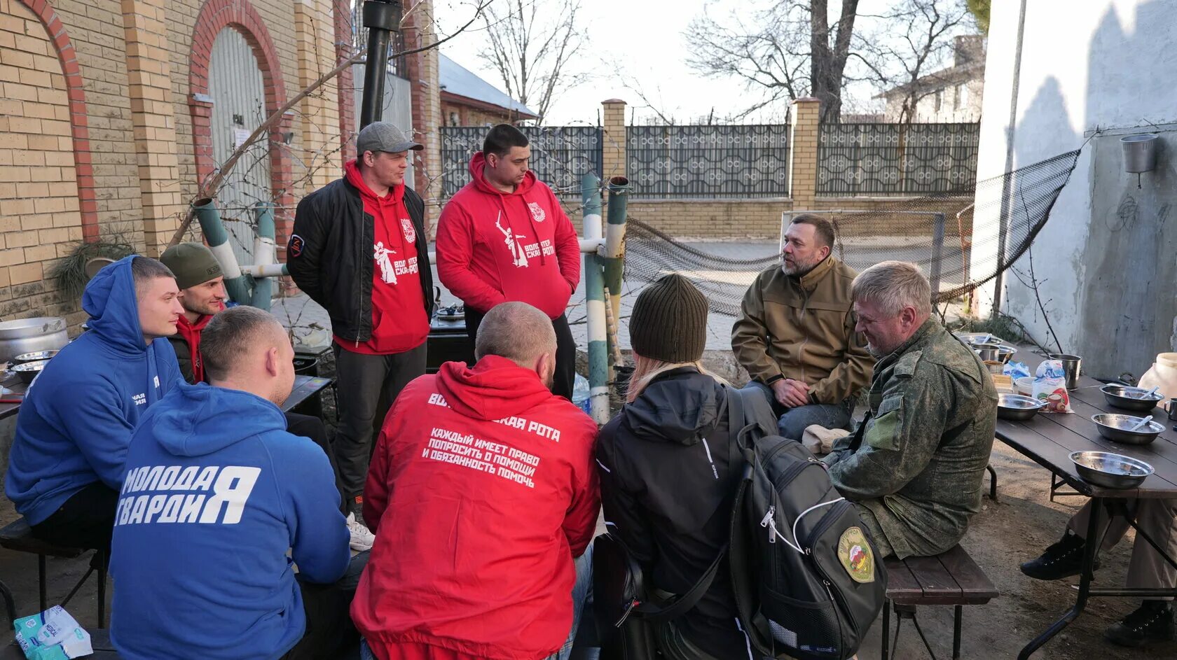 Волонтеры молодая гвардия Мариуполь. Молодая гвардия волонтерская рота. Добровольцы в Мариуполе. Волонтеры в мариуполе