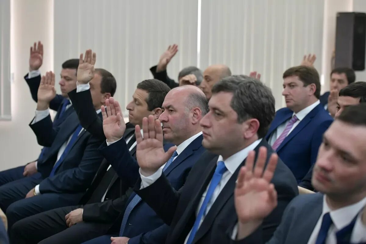 События в абхазии. Лаша ашуба. депутаты парламента абхазии. парламент абхазии заседание. спикер парламента абхазии.