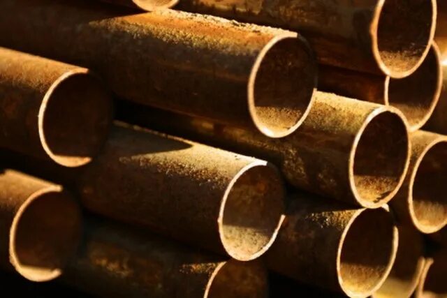 Труба 150 мм металл. Старая металлическая труба. Идет железная труба. Идет железная труба. Труба чугунная для воды.