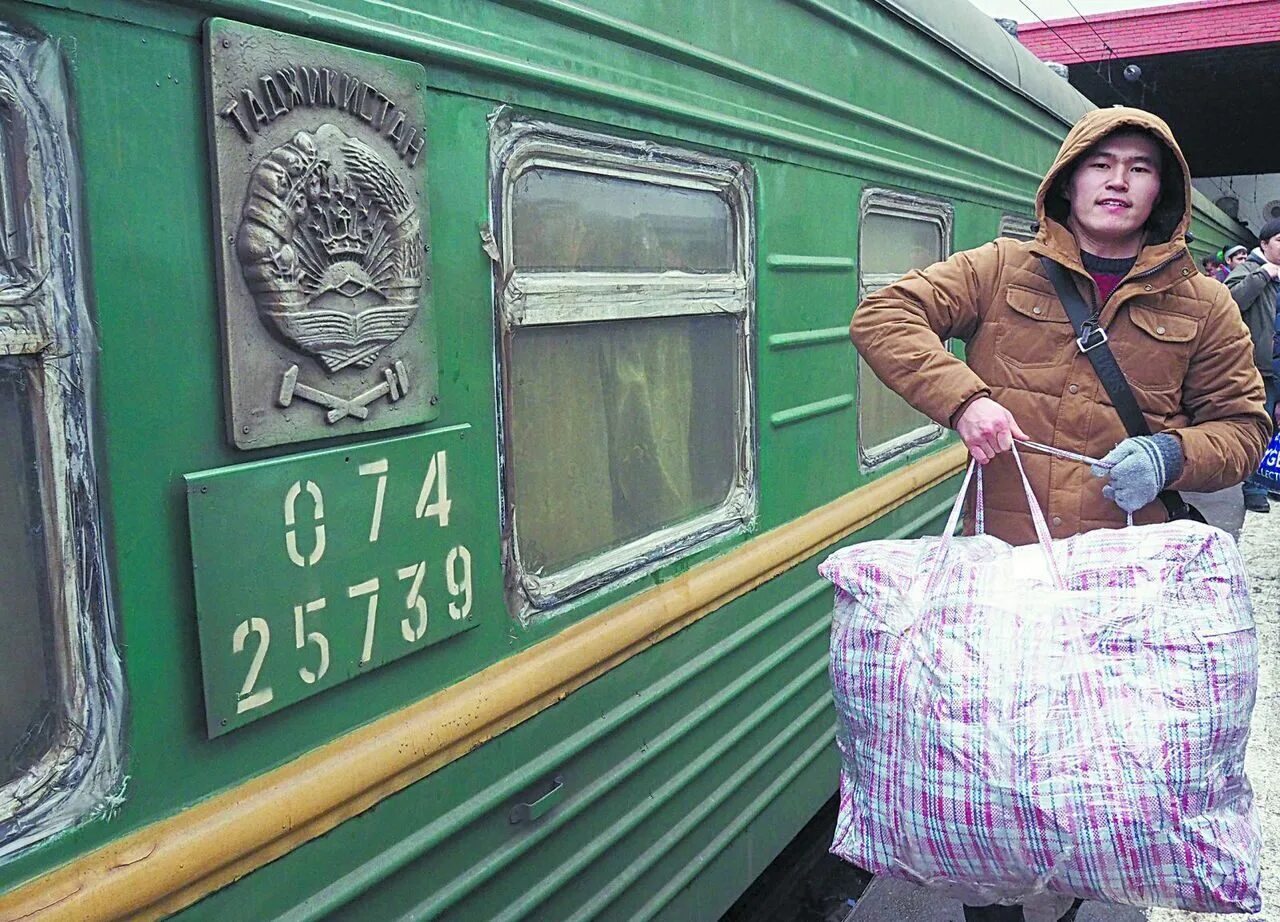 Девушка с иностранцем. Пары в германии. Беженцы в польше. Миграционных. Гастарбайтеры поезд.