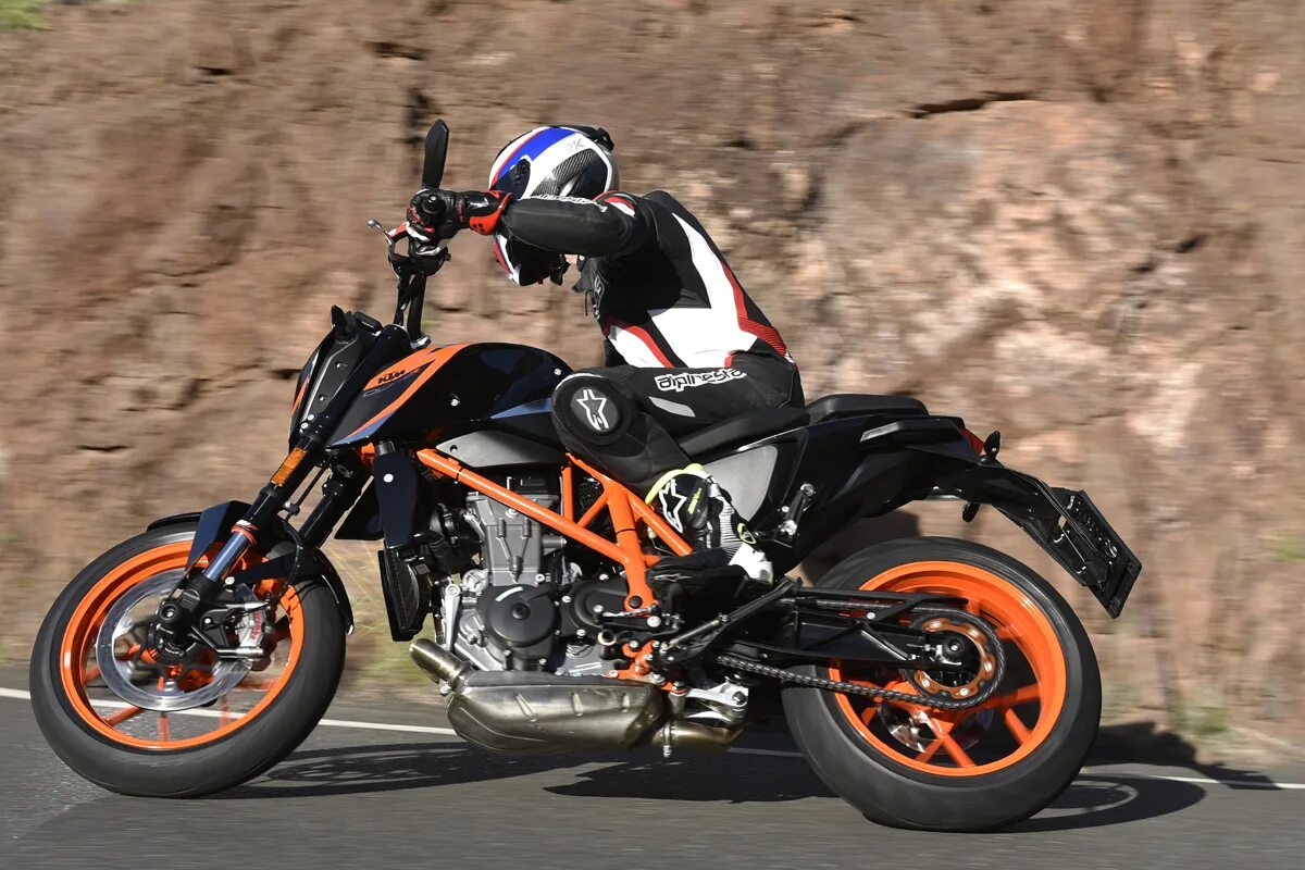 Ктм 690 дюк 2012. Ктм дюк 690. Ktm 690 duke 2015. Мотоцикл ктм 690 duke. Ктм дюк 690.