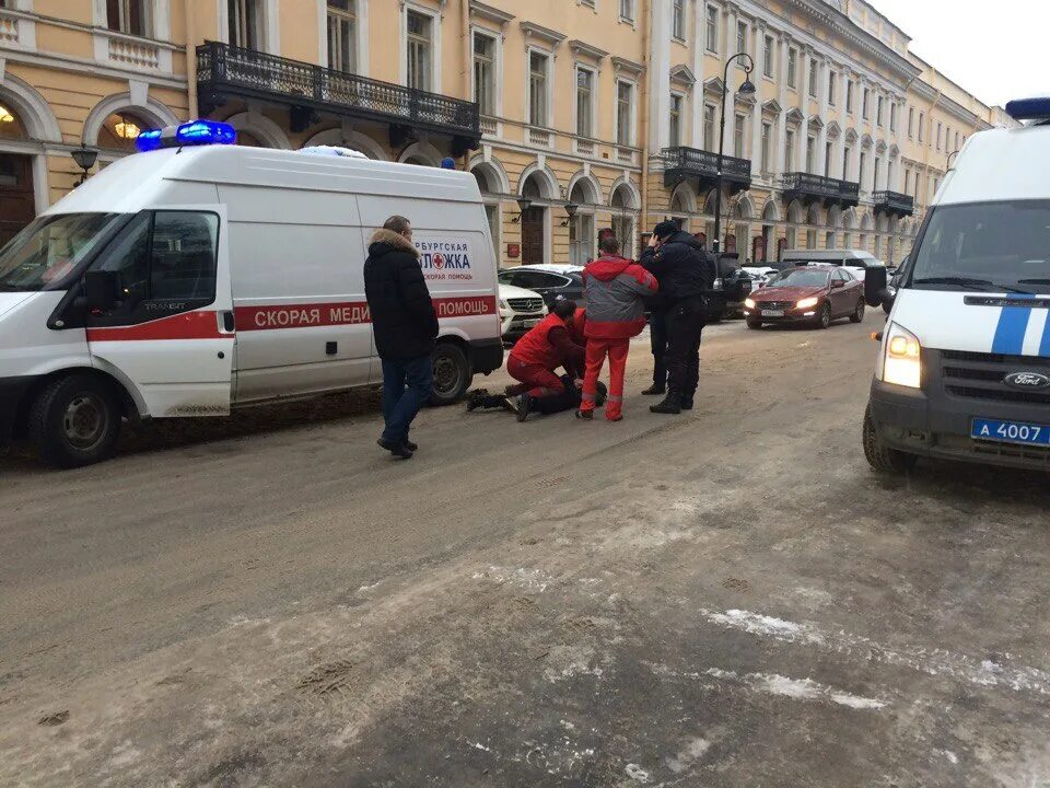 Нападение на скорую. Водитель скорой. Нападение на врачей скорой помощи. Нападения на сотрудников скорой помощи.