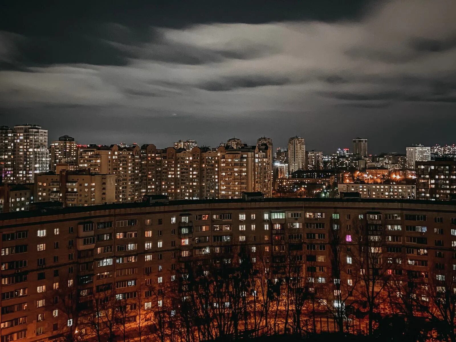 Крыша дома ночью в городе. Крыша дома ночью в городе