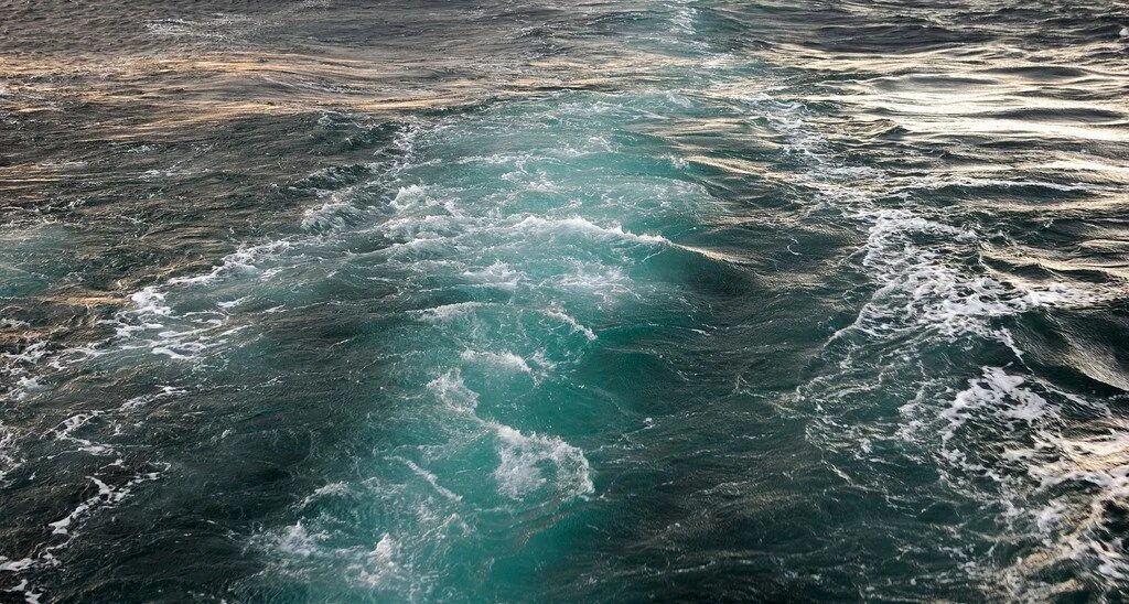 Вода в черном море в мае. Черное море вода. черное море без воды. черное море фото воды. чёрное море без воды фото.