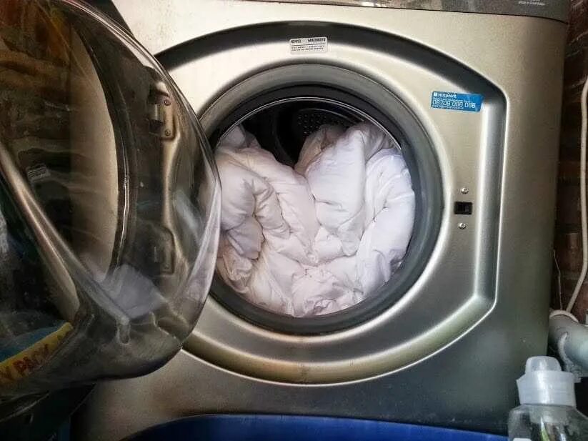 Стираем одеяло в стиральной машине автомат. Стиральная машинка с одеялом. Стиральная машина для пледов и одеял. Одеяло в стиральной машине. Стиральные машинки для стирки одеял пледов.
