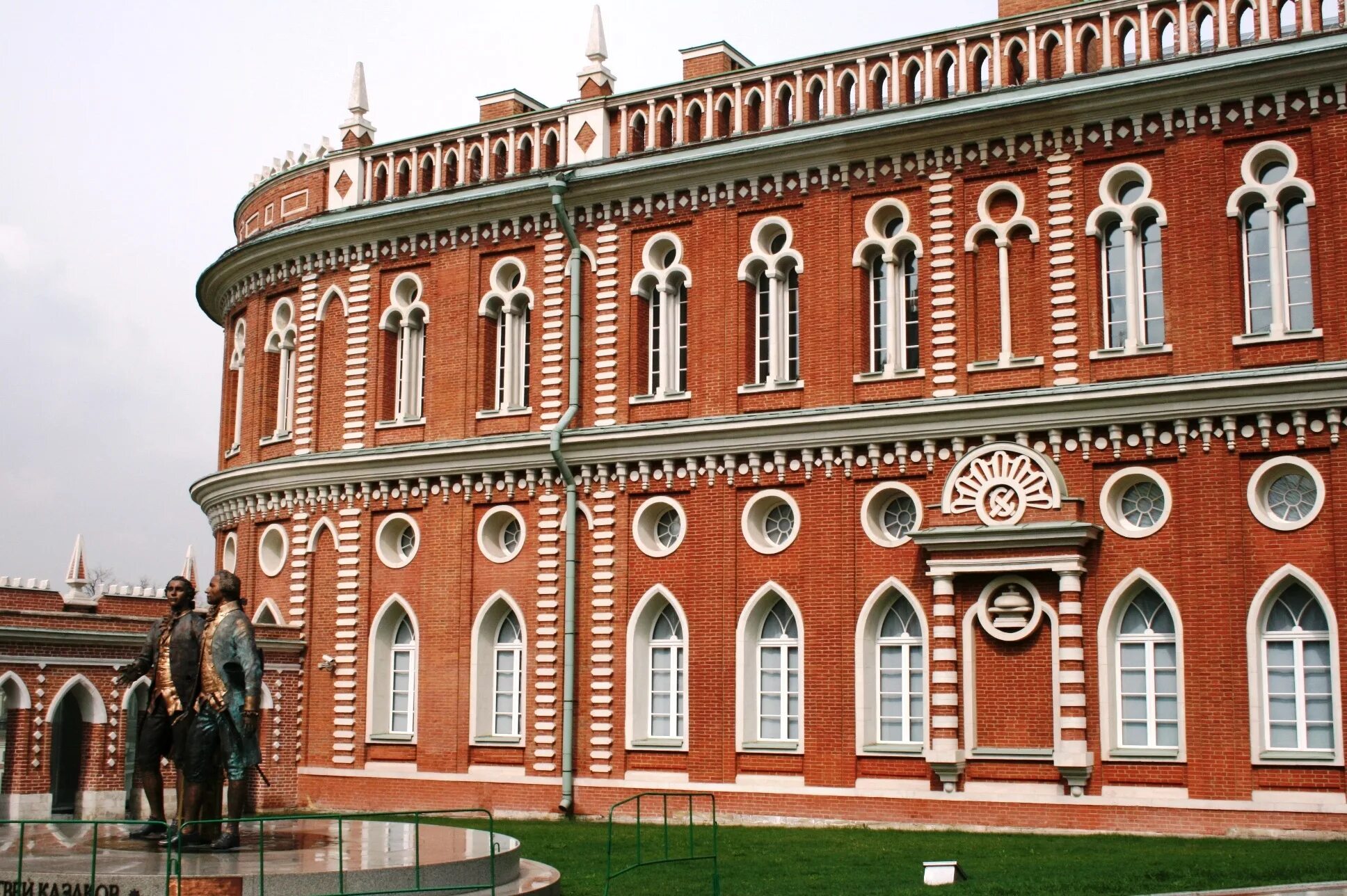 Красный дворец. Красный кирпичный дворец в Москве. Здание из красного кирпича. Старинное здание. Дворец из красного кирпича.
