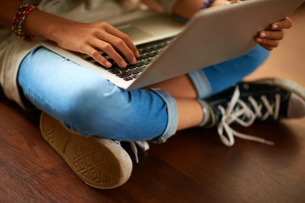 Исправь интернет. Девушка с ноутбуком. Серфинг в интернете. Серфить в инете. Инвестиции для подростков.