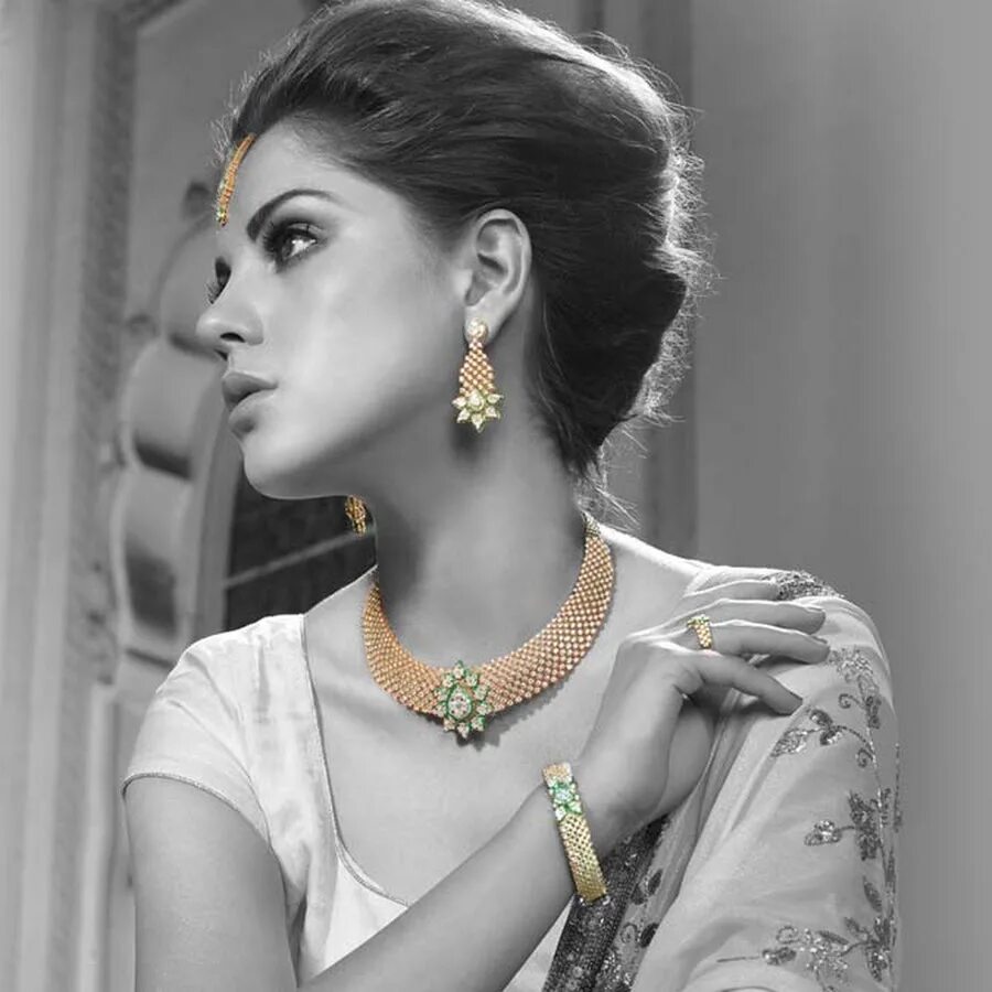 Красивые индийские модели демонстрируют богатые украшения. Indian Jewellery. Alexandra Gold India. Elegant Jewellery model. Gold model