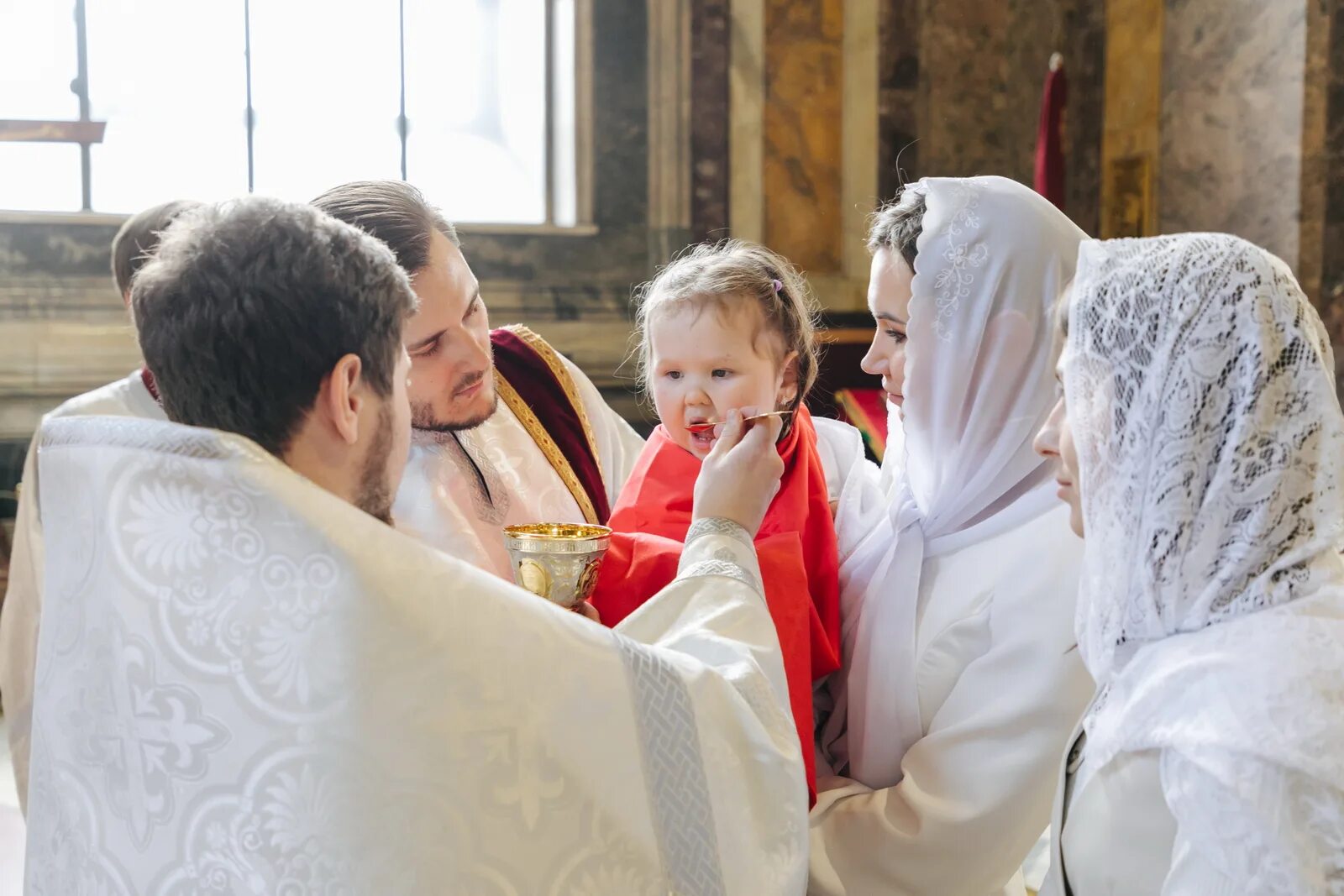 дети в церкви. крещение младенца. крещение ребенка. фотограф на крещение. с крещением христианские.