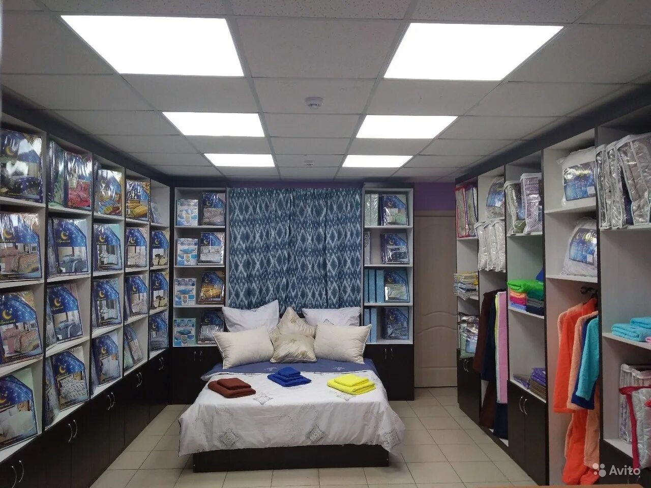 Магазины постельного белья в нижнем новгороде. Торговое оборудование для магазина текстиля. Фабрика текстиля реноме нижний. Магазин постельного белья. Интерьер магазина постельного белья.