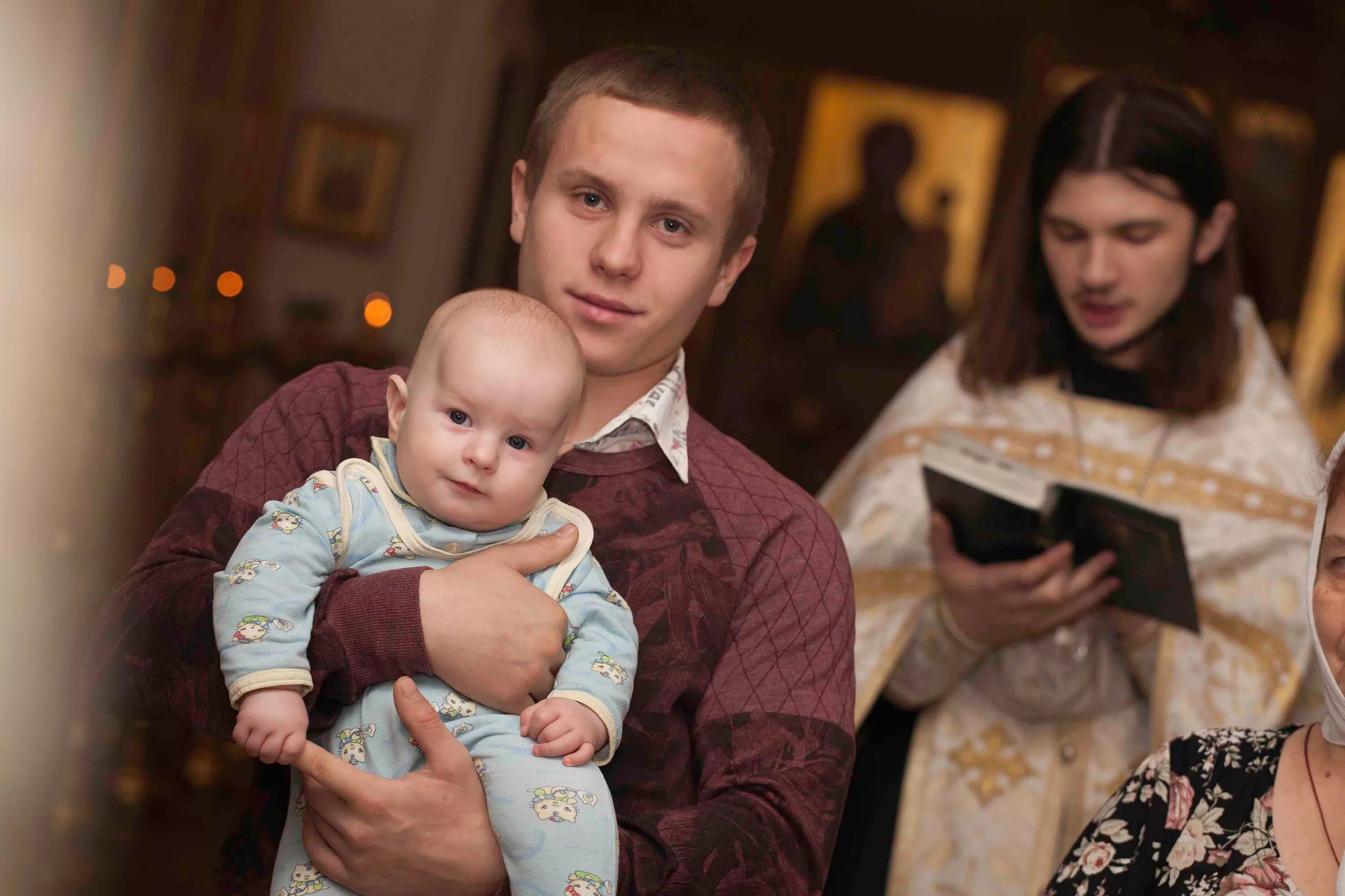 Быть крестной несколько раз. Крещение ребенка. Дети с родителями в храме. Крещение детей в церкви. Православная семья.