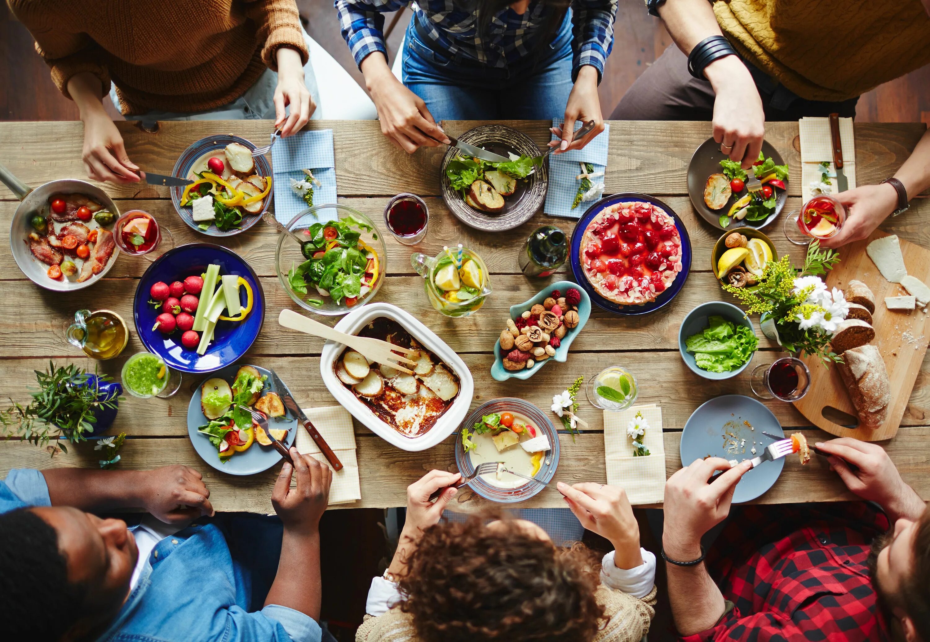 Food around me. Человек с едой. Наслаждение едой. Человек и много еды. Фотосессия с едой.