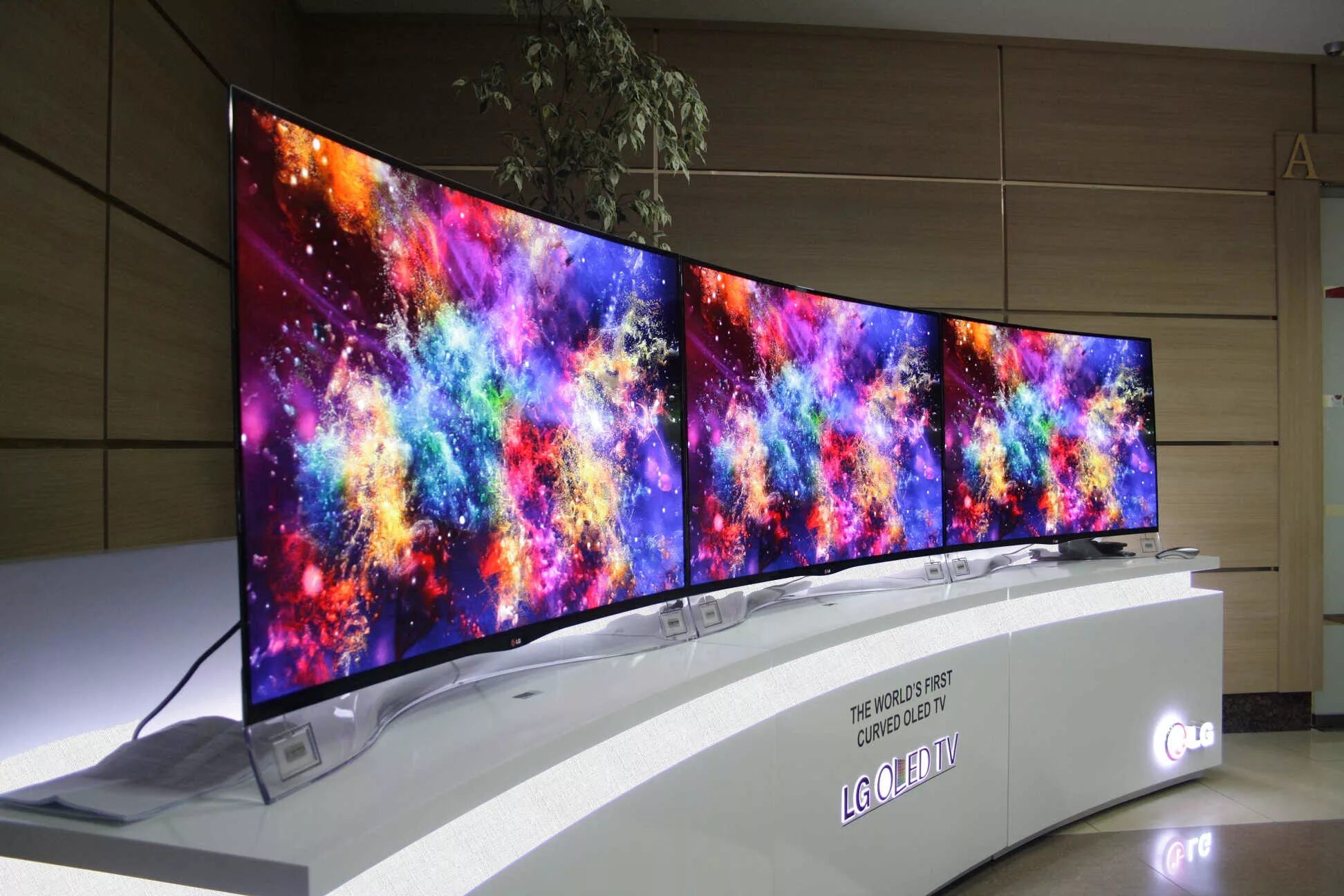 Телевизор самсунг 105 дюймов. Изогнутый LG телевизор 55 дюймов. Плазма Samsung 2020. LG OLED 2023.