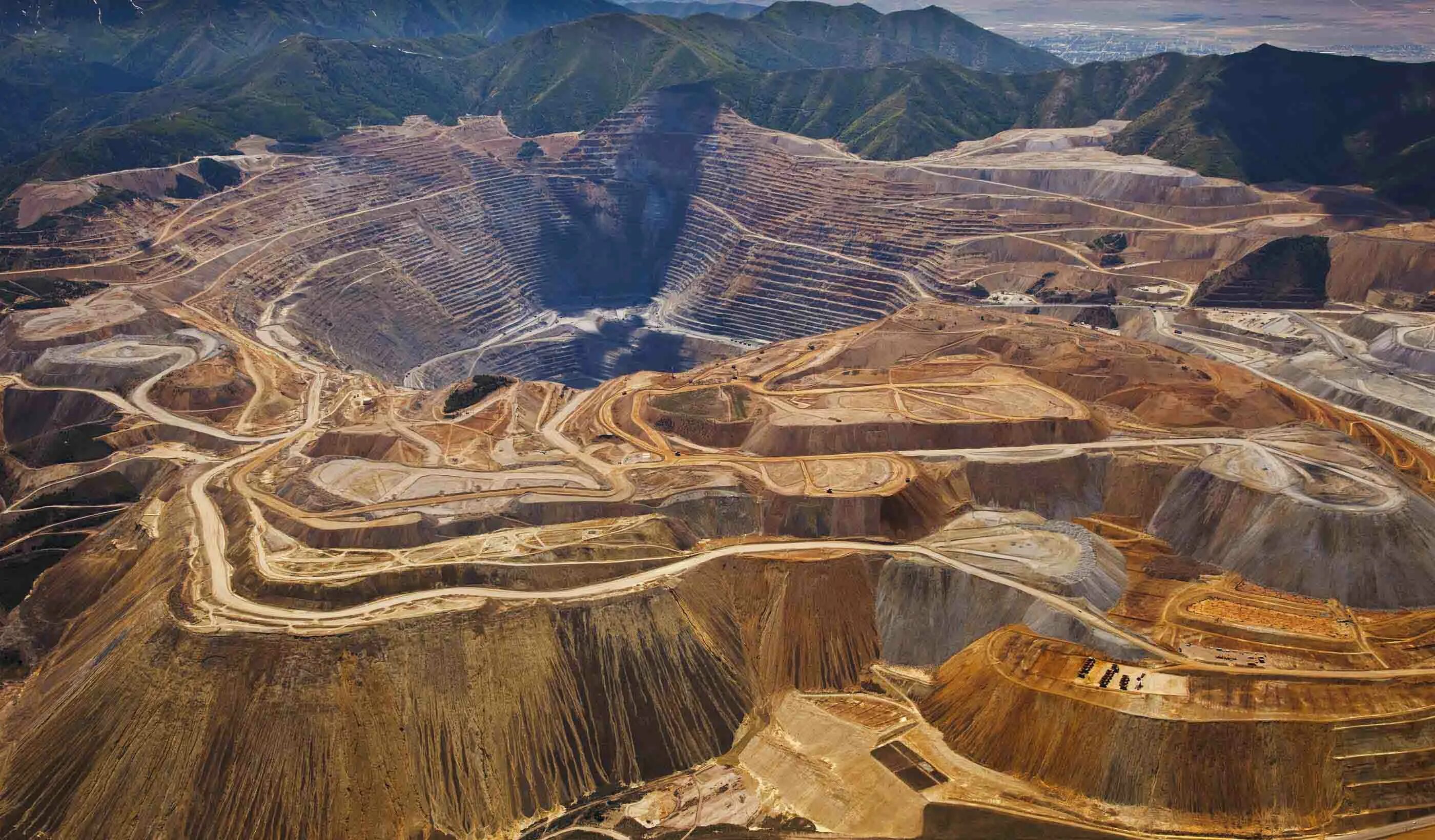 Добыча ископаемых больше. Карьер Kennecott Bingham Canyon mine. Бингем-каньон США. Чукикамата месторождение меди. Чили рудник Чукикамата.