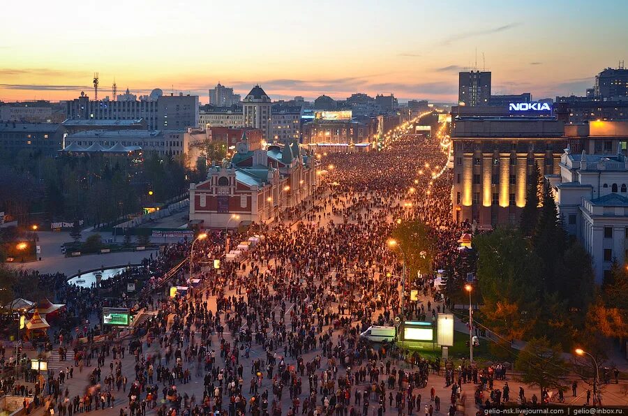 Проспект 9 мая. Красный проспект Новосибирск. Красный проспект Новосибирск летом. Новосибирск достопримечательности красный проспект. Ночной Новосибирск красный проспект.