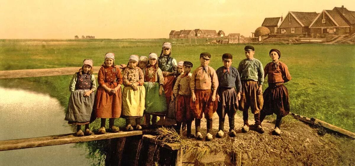 Сельская одежда 1900. Четверо проживали или проживало.