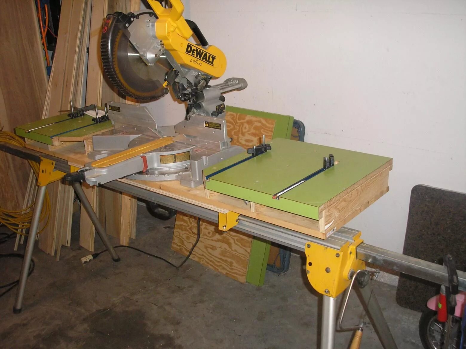 Крепление пилы торцовочной. Прижимная планка для торцовочной пилы. Распиловочный верстак. Крепление пилы торцовочной. Metabo kgs 254.