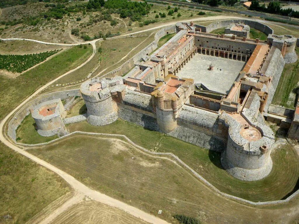 Бастион замки. Форт сальс Франция. Salses замок-крепость Франции. Форт Бельгард. Бастион крепость Франция.
