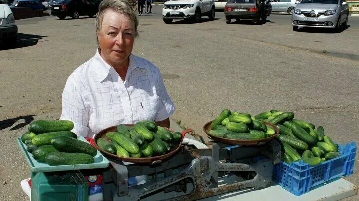 Бабушка на рынке. Бабка с огурцами. Бабка с огурцами. Бабка на рынке. Женщина закручивает банки.