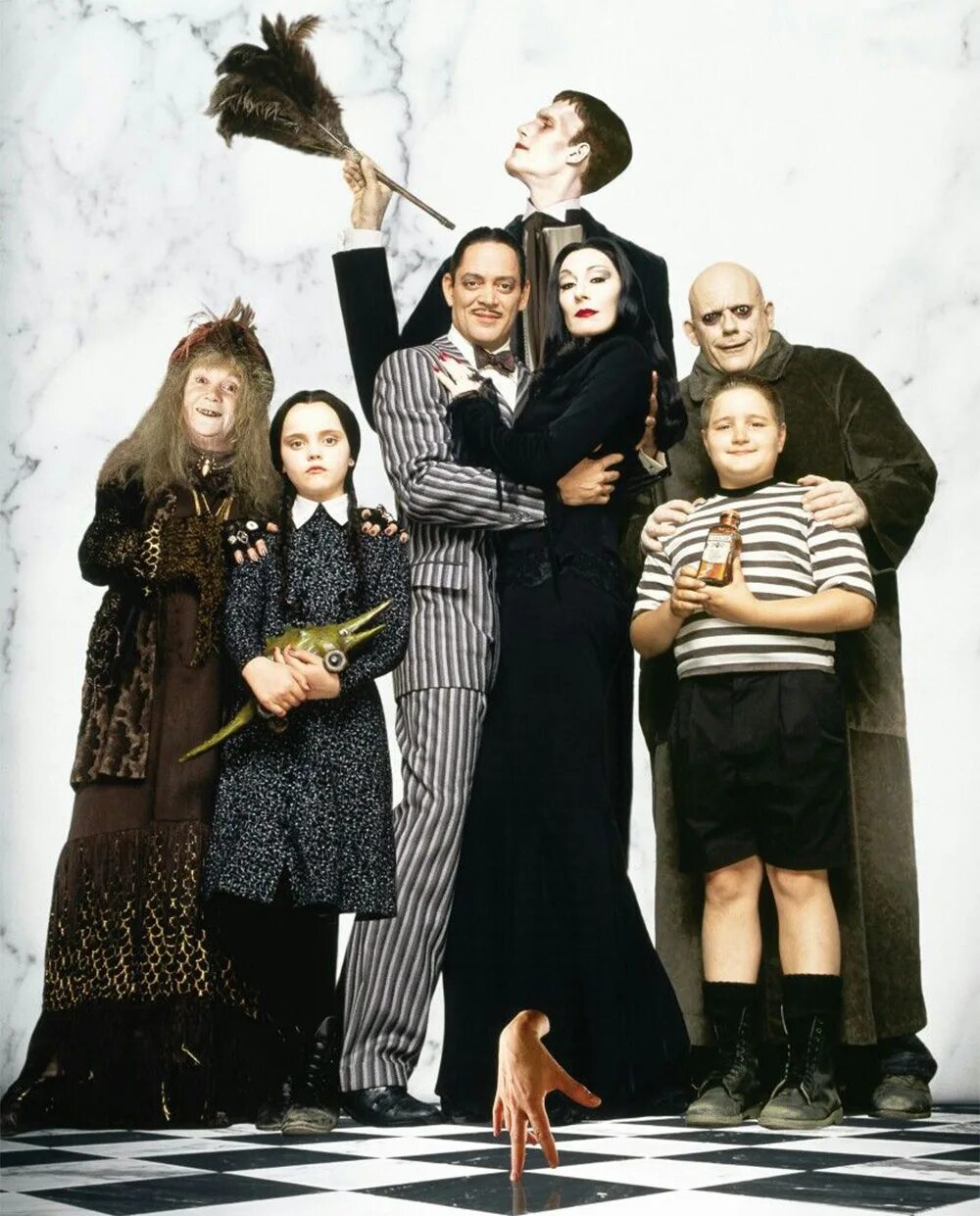 Pics wednesday netflix. мф семейка аддамс 2019. семья аддамс мультфильм 2019. семейка аддамс 2 горящий тур. семейка аддамс сериал стс.