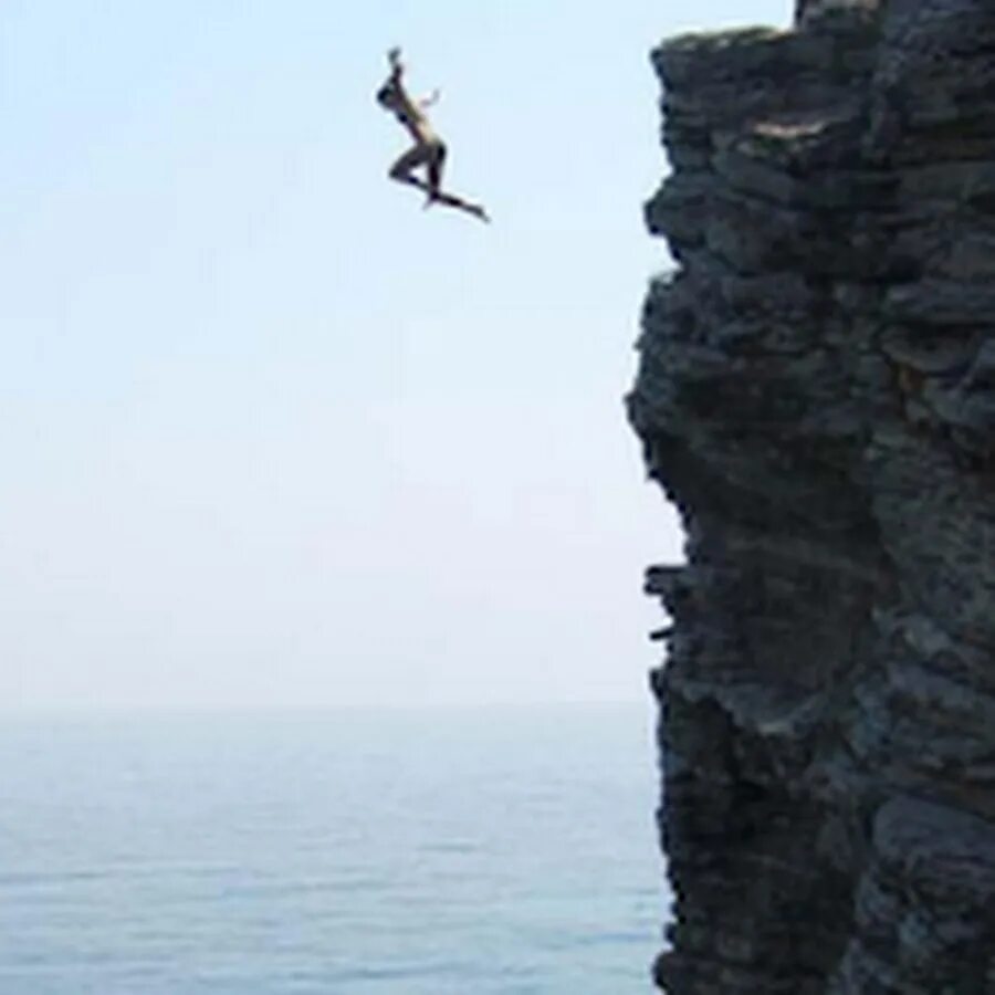 Клифф-дайвинг прыжки со скал в воду. Клифф-дайвинг прыжки со скал в воду. Человек прыгает сгос калы. Где прыгать со скал. Где прыгать со скал.