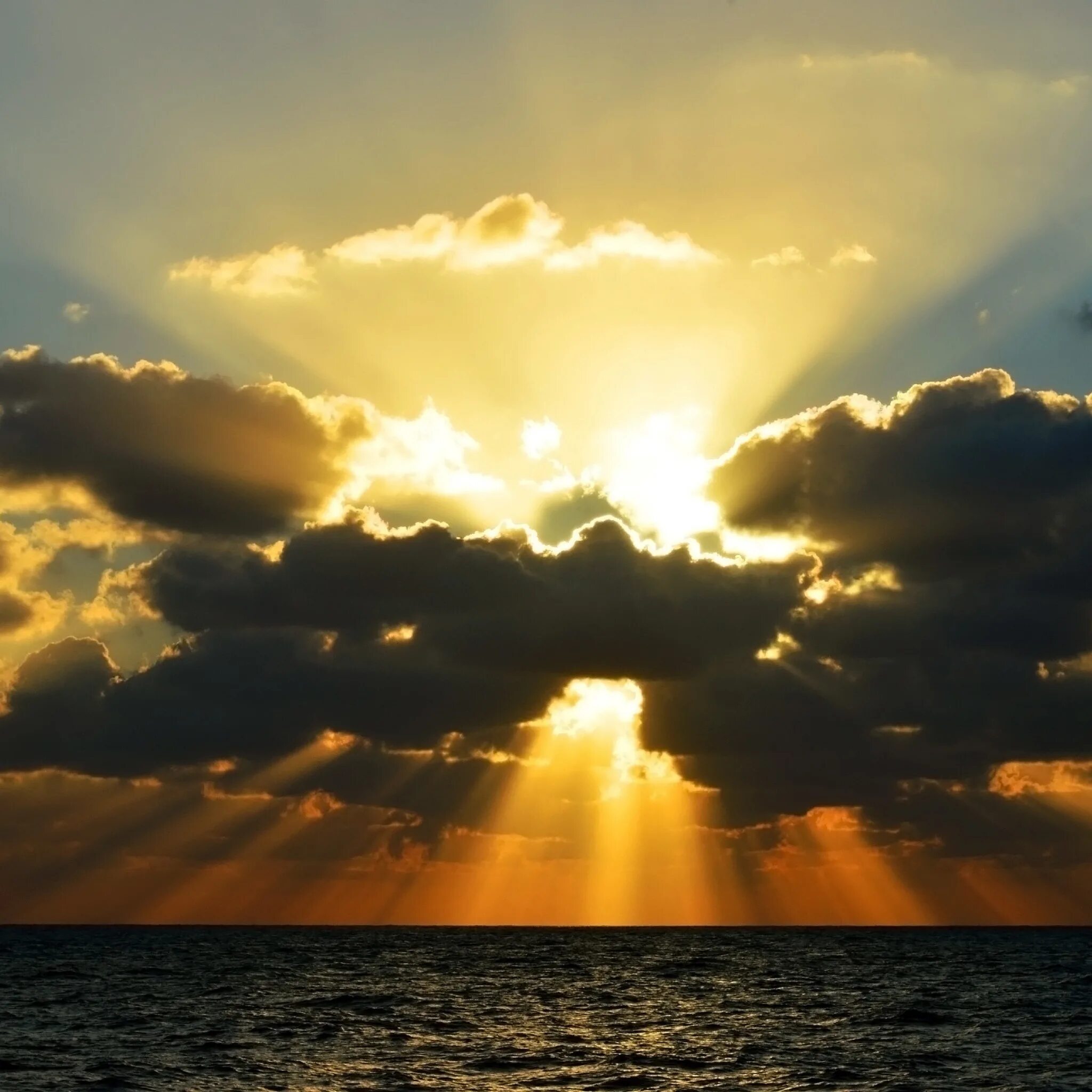 Солнце из-за туч. Лучи солнца сквозь облака. Афоризмы про солнце. Солнце звезда. Чудо солнца.