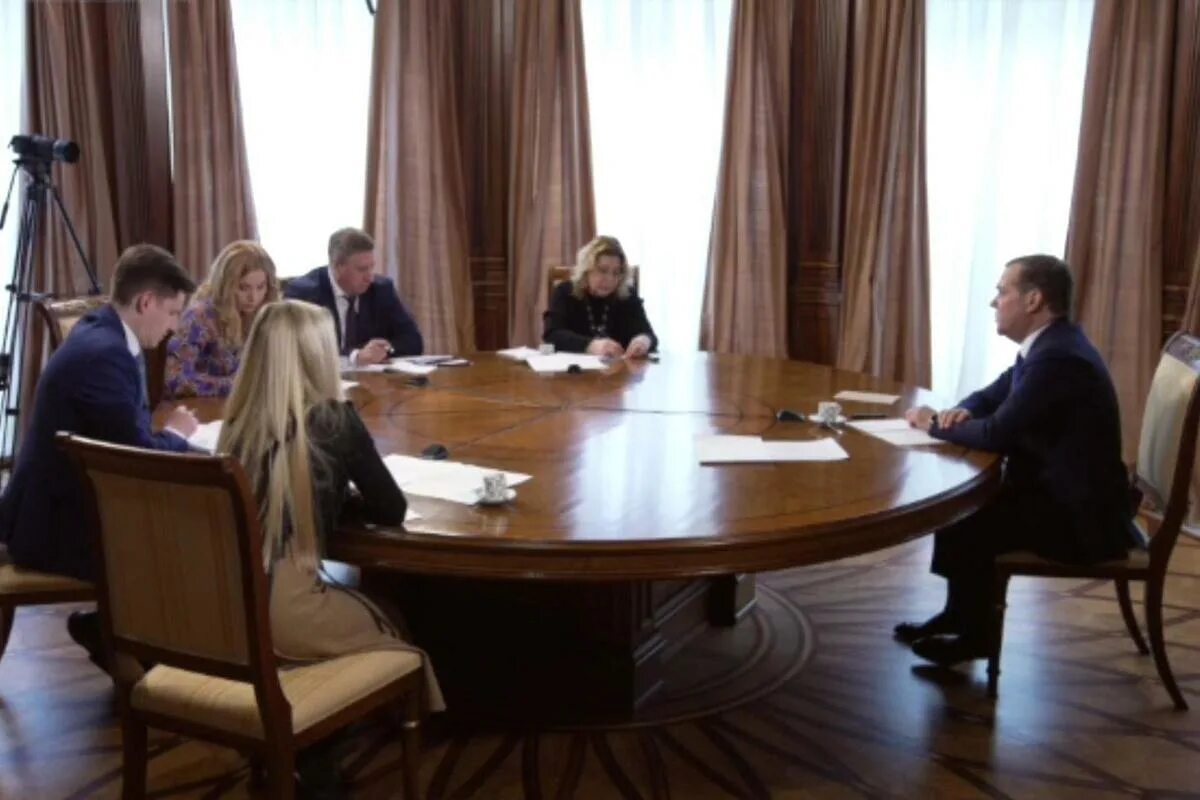 Медведев политик. Медведев интервью. Кабинет Медведева. Медведев на мвф