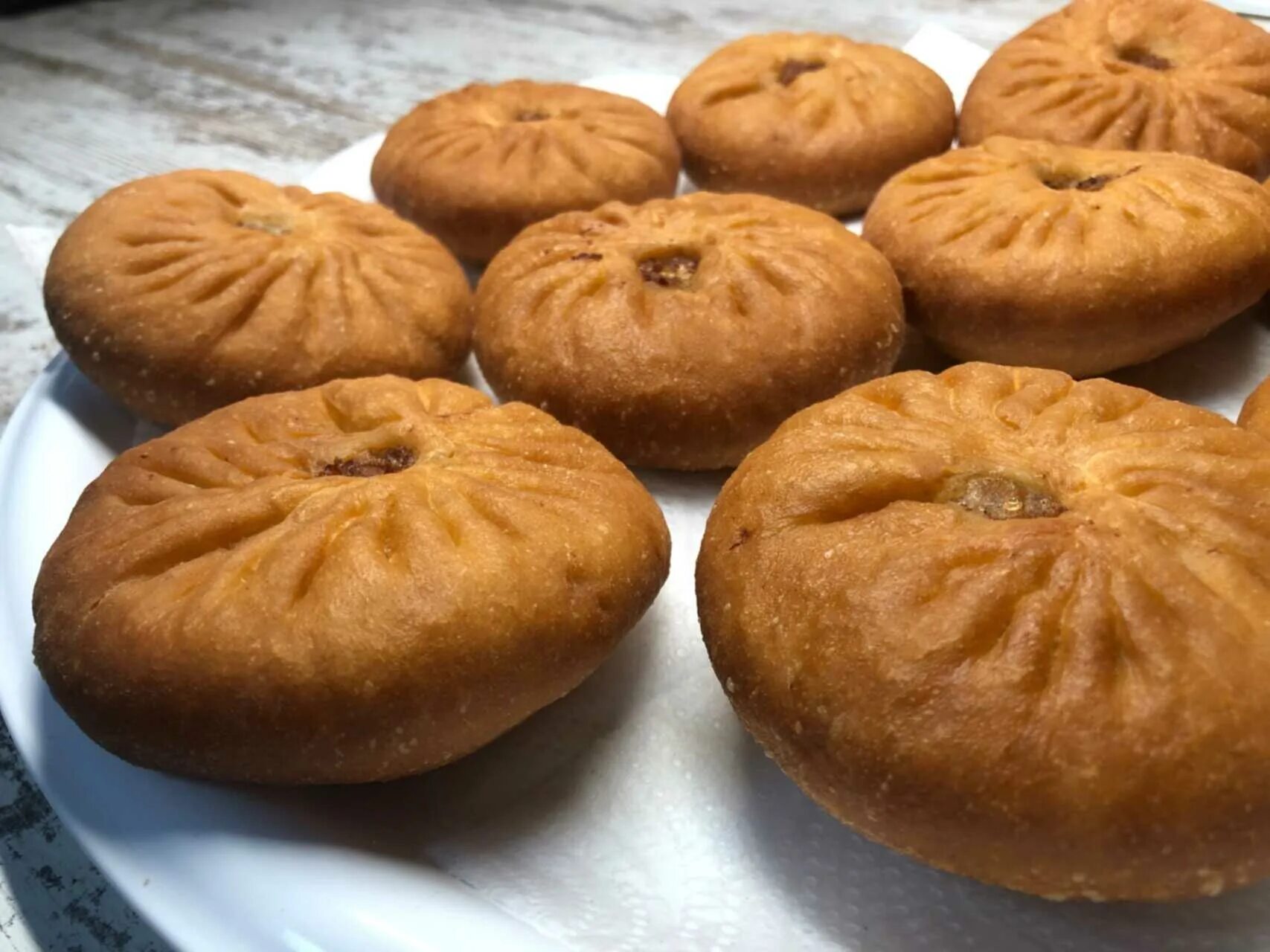 Беляш с картошкой. Сочные беляши с мясом на сковороде. Беляши перемячи разница. Беляши вкусные фабрика качества. Беляши круглые с дыркой.