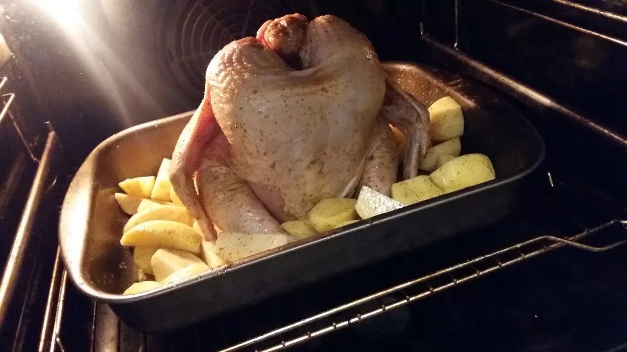 Картошка с курицей в банке в духовке. Курица с картошкой в банке в духовке. Вкусная Курочка в духовке прикол.