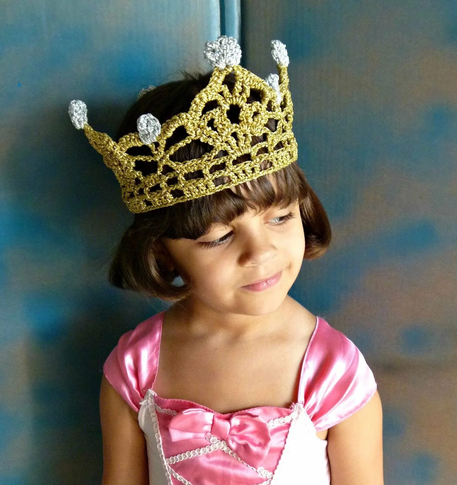 Вязаная повязка для девочки. Вязаная повязка на голову для де. Диадема для девочки. Летняя повязка на голову крючком для девочки. Вязаная повязка для девочки.