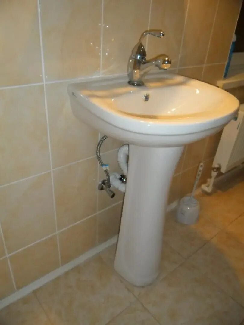 монтаж умывальника с пьедесталом. раковина тюльпан с пьедесталом монтаж. как установить раковину с пьедесталом. демонтаж раковины тюльпан. как установить раковину с пьедесталом.