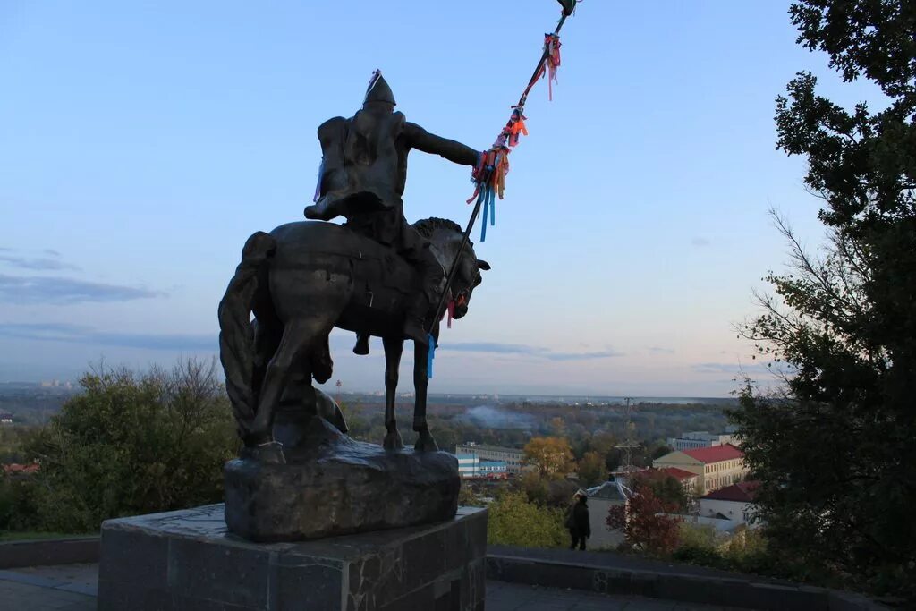 Ковид в брянске. Покровская гора Брянск. Памятник Покровская гора Брянск. Памятник Пересвету Покровская гора Брянск. Памятник на Покровской горе Брянск.