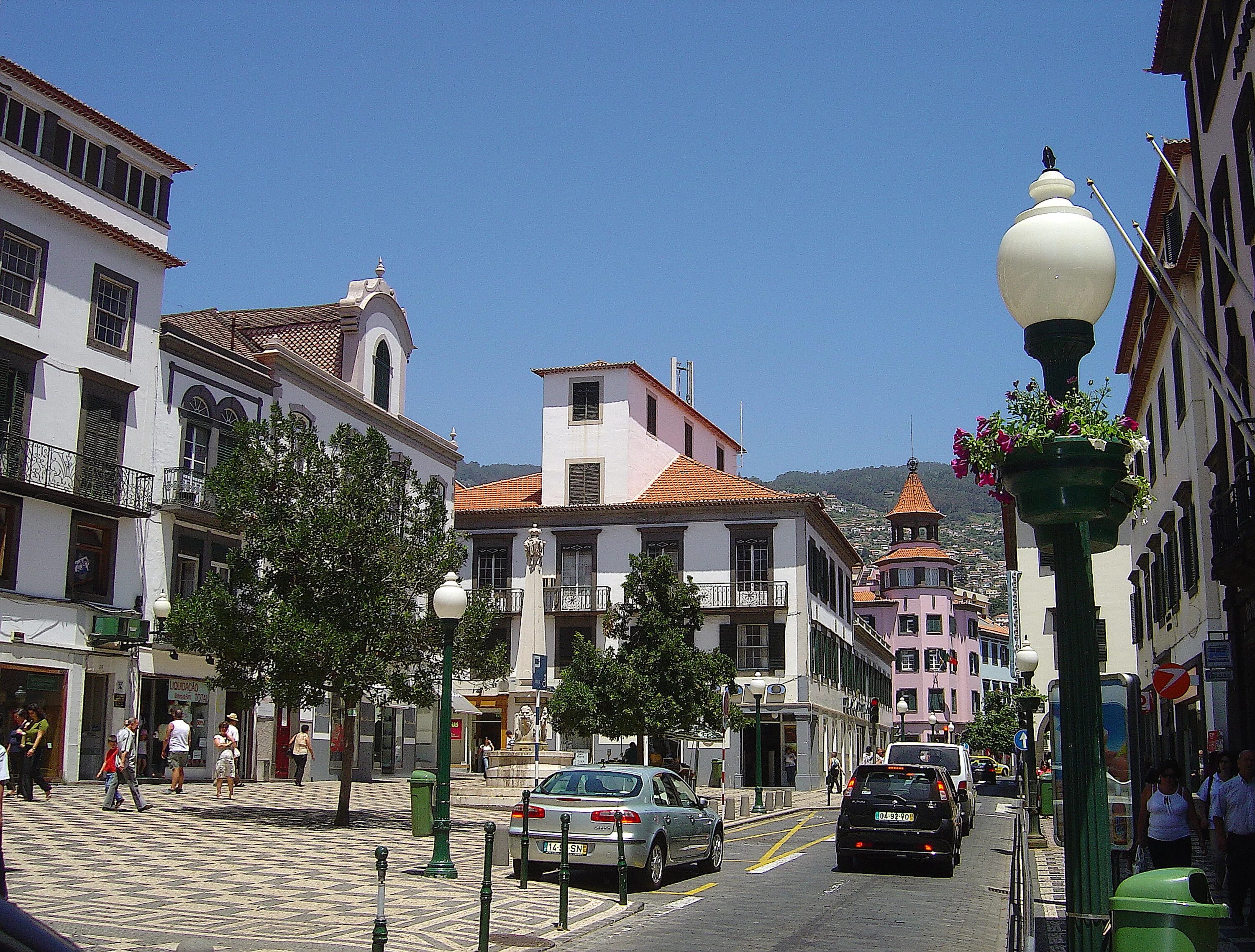 Sister towns. Фуншал Мадейра. Funchal Португалия. Остров Фуншал Португалия. Мадейра Фуншал фото.