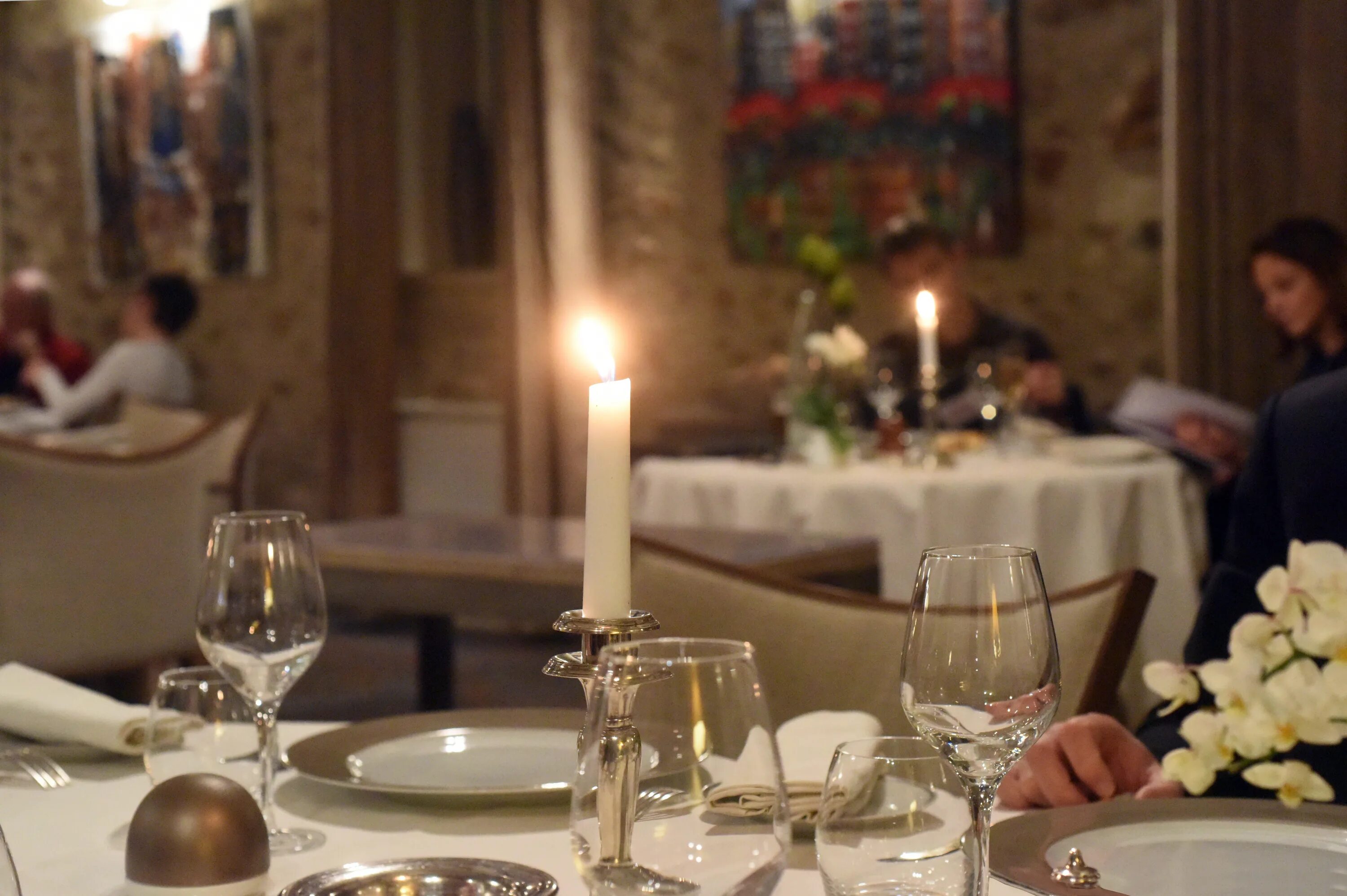 В кафе есть только квадратные столики 22. Столик в ресторане. Сервировка стола в ресторане. Романтический ужин в ресторане. Свечи в ресторане.