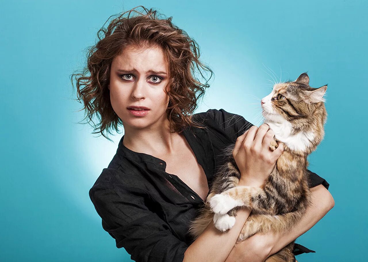 животные и женщины. девушка с совой. фотосессия с собакой в платье. женщины их животные. женщины их животные.