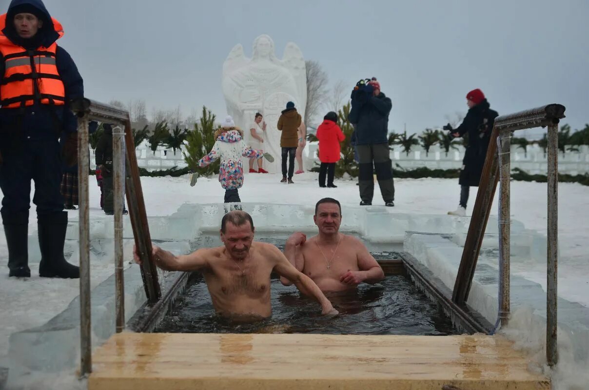 Крещение нижнекамск купель нижнекамск. Крещение господне в храме. Освещение купели. Крещение набережные челны. Прорубь в форме.