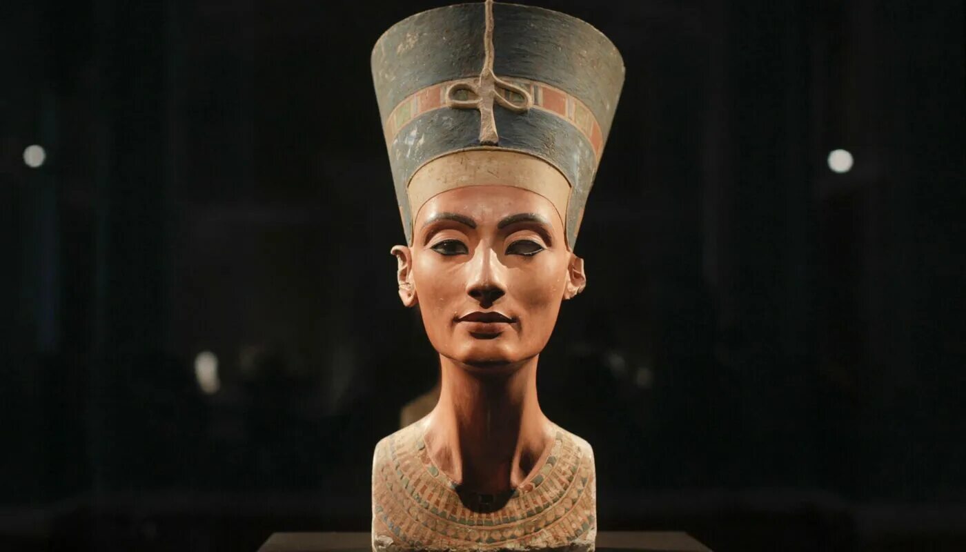 1 2 нефертити. нефертити и хатшепсут. сер. бюст нефертити берлинский музей. статуя нефертити.